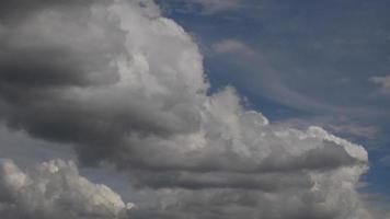 Bild des weißen Wolkenhimmels an einem heißen Tag foto