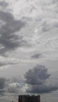 Bild des weißen Wolkenhimmels an einem heißen Tag foto