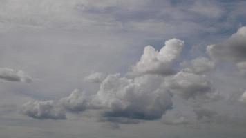 Bild des weißen Wolkenhimmels an einem heißen Tag foto