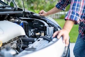 Mechanisches Motorsystem mit offener Haube zur Überprüfung und Reparatur von Autounfällen. foto