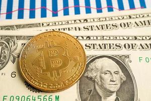 Gold-Bitcoin auf US-Dollar-Banknoten für elektronischen weltweiten Austausch von virtuellem Geld, Blockchain, Kryptowährung foto
