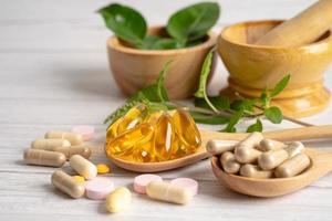 Alternativmedizin Kräuter-Bio-Kapsel-Medikament mit Kräuterblättern natürliche Ergänzungen für ein gesundes gutes Leben. foto
