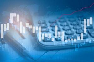 Börseninvestitionshandel mit Finanz-, Münz- und Diagrammdiagrammen oder Forex zur Analyse des Hintergrunds von Geschäftstrenddaten zur Gewinnfinanzierung. foto