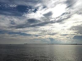 Foto der Landschaft in den Gewässern der Bucht von Kalimantan