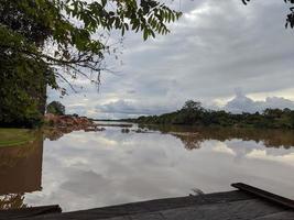 genießen sie die aussicht am ufer des flusses, kalimantan, indonesien foto