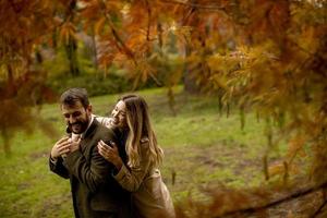 junges Paar im Herbstpark foto