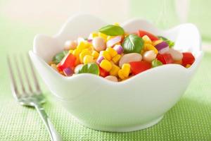 gesunder Maissalat mit Tomaten-Zwiebel-Bohnen-Basilikum