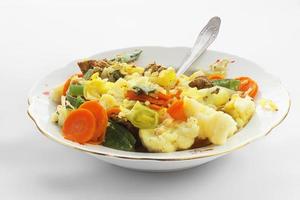 Eintopf mit Fleisch und Gemüse in einem Teller foto