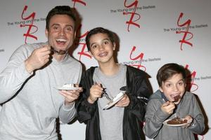 los angeles, 26. märz - daniel goddard, ford goddard, sebastian goddard bei the young and the restless feiern am 26. märz 2018 in los angeles, ca foto