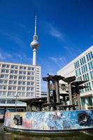 berlin, deutschland, 2022 - alexanderplatz, blick auf den fernsehturm. Berlin, Deutschland foto