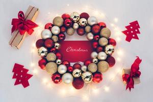 Weihnachtsschmuck mit Lichterketten und Geschenken foto