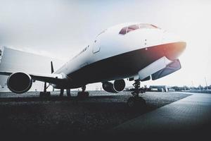 Flugzeug auf dem Flughafenparkplatz foto