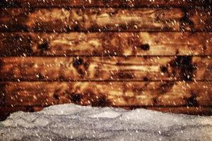 Holzbrett und Schneehaufen. Schneesturm. vintage weihnachten foto