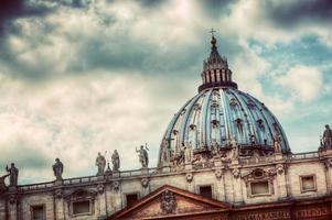 der brunnen und die kuppel von st. Petersdom in der Vatikanstadt. foto