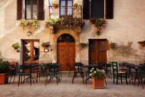 italien, 2022 - romantisches retro-restaurant, café in einer kleinen italienischen stadt. Jahrgang Italien foto