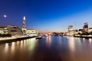 Skyline-Panorama von London bei Nacht, England im Vereinigten Königreich. Themse, The Shard, Rathaus. foto