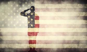 doppelbelichtung des salutierenden soldaten auf usa-grunge-flagge. patriotisches Design