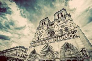 paris, frankreich, 2022 - die kathedrale notre dame in paris, frankreich. Jahrgang foto