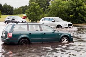 danzig, polen, 2022 - autos, die versuchen, gegen hochwasser auf der straße in danzig, polen, zu fahren. foto