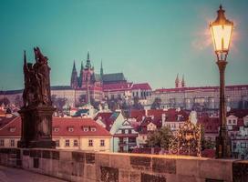 Karlsbrücke bei Sonnenaufgang, Prag, Tschechische Republik. Blick auf die Prager Burg mit st. -Veits-Dom. foto