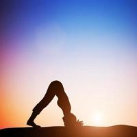 3D-Frau in Delphin-Yoga-Pose meditiert bei Sonnenuntergang. Zen foto