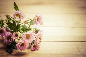 Strauß frischer Frühlingsblumen auf rustikalem Holz. Jahrgang foto