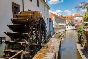 prag, tschechische republik, 2022 - historische wassermühle auf der kampa-insel in prag, tschechische republik. foto