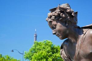 paris, frankreich, 2022 - künstlerische statue auf der alexandre-brücke gegen den eiffelturm. Paris, Frankreich foto