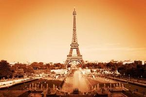 eiffelturm und brunnen, paris, frankreich. Vintage, monochromes Gold foto