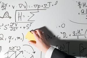 das Whiteboard peitschen. komplexe mathematische Formeln. Mathematik und Naturwissenschaften foto