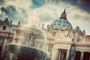 vatikanstadt, italien, 2022 - der brunnen und die kuppel von st. Petersdom in der Vatikanstadt. foto