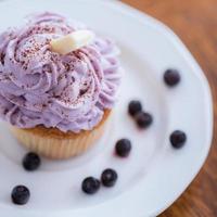 appetitlicher Muffin mit Blaubeercreme