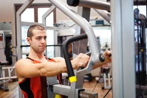Mann Training in einem Fitnessclub