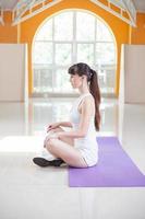 Sport Fitness Frau macht Yoga-Übungen im Fitnessstudio foto