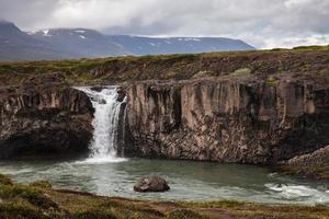 Landschaft mit Wasserfall in Island