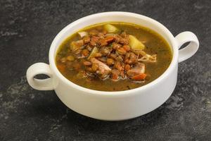 Linsensuppe mit Hühnerfleisch und Gemüse foto