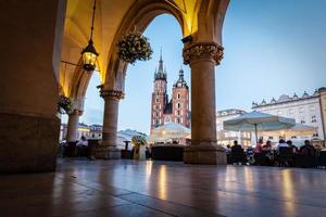 krakau, polen, 2022 - blick von der tuchhalle auf den krakauer hauptmarktplatz und die st. Marien Basilika foto