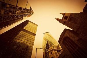 Geschäftsarchitektur, Wolkenkratzer in London, Großbritannien. goldene Tönung foto