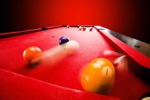 Billard-Pool-Spiel. Brechen der Farbkugel aus dem Dreieck foto