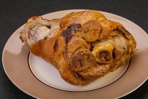 gebackene Schweinshaxe mit Gewürzen foto