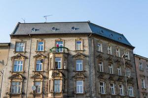 schöne fassade des alten stadthauses in krakau, polen foto