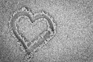 Herzform auf Sand. romantisch, schwarz und weiß foto