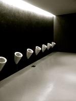 Pissoir Toilette wc - Reihe von Urinalen foto