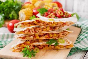 mexikanische Quesadilla Wrap mit Huhn, Mais und Paprika und Salsa
