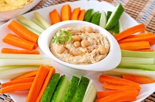 Gesunder hausgemachter Hummus mit Olivenöl und Pita-Chips foto