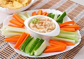 Gesunder hausgemachter Hummus mit Olivenöl und Pita-Chips foto