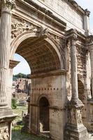 Gebäuderuinen und antike Säulen in Rom, Italien foto