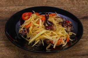 Grüner Mangosalat mit Meeresfrüchten foto