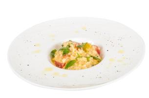 Foto von köstlichem Risotto-Gericht mit Kräutern und Tomaten auf weißem Hintergrund