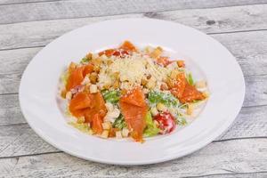 Caesar Salad mit Lachs und Parmesan foto
